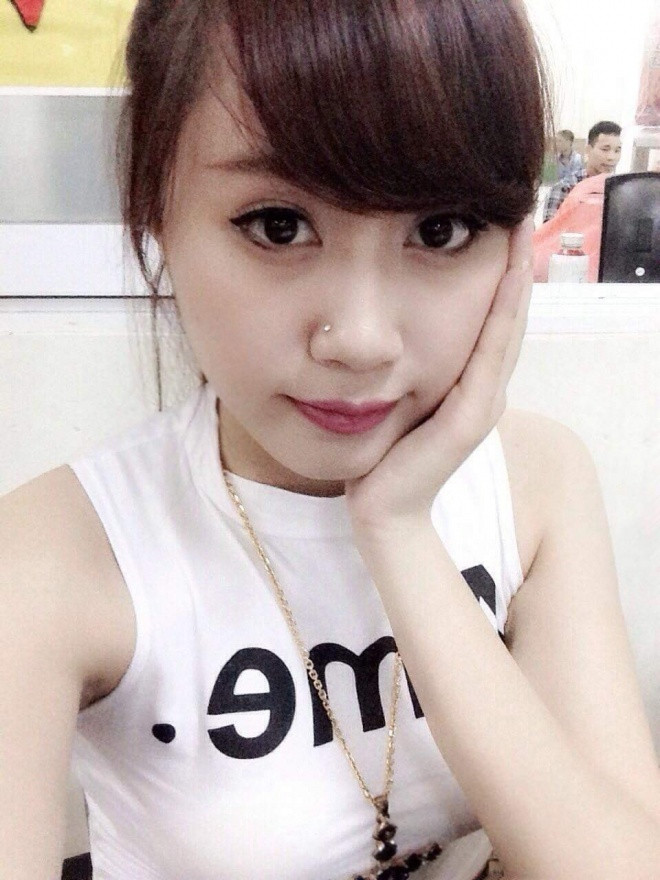 Cô thường mặc các trang phục màu đen và trắng để tôn lên làn da trắng nõn của mình.