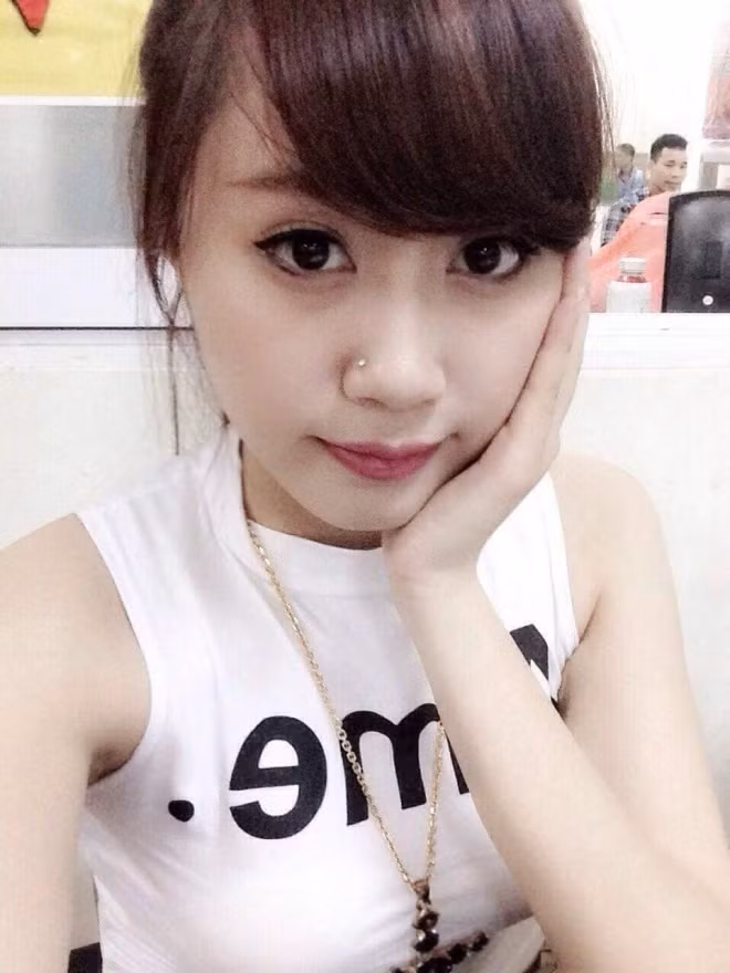 Cô thường mặc các trang phục màu đen và trắng để tôn lên làn da trắng nõn của mình.