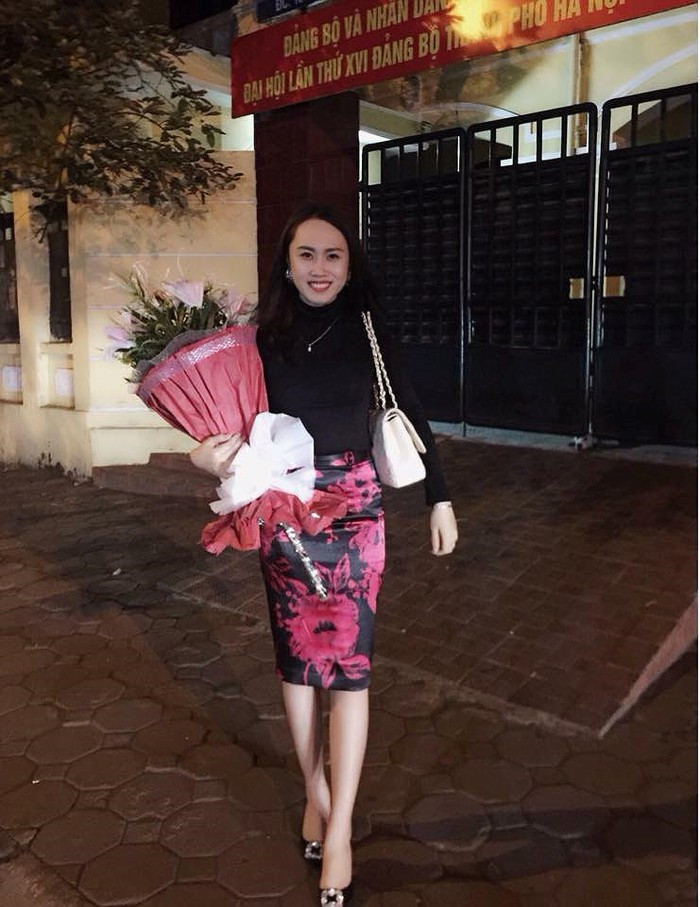 Cô thường xuyên diện những trang phục bó sát khoe đường cong cơ thể.