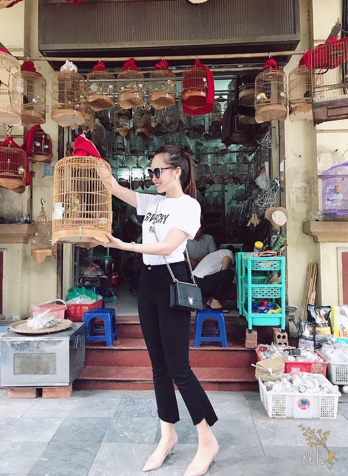 Phong cách thời trang dạo phố của Thu Hà khá đơn giản với áo phông và quần jean năng động.