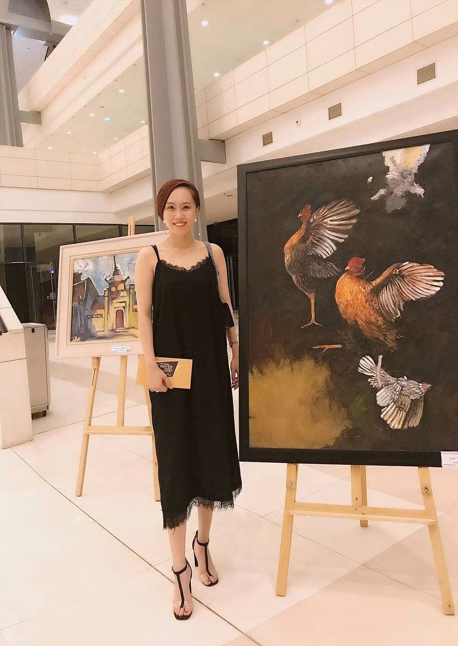 Thu Hà diện váy đen hai dây quyến rũ.