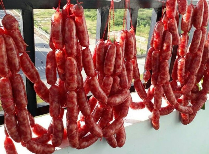 Ruột bò lộn bề trái, cạo, rửa nước muối thật sạch rồi lộn lại, phơi hơi se. Thịt trộn xong, để cho thấm, dồn vào ruột bò, thắt từng khúc dài khoảng 3 đốt tay, tròn cỡ ngón chân cái, phơi chừng 3 nắng là có thể dùng được. Tung lo mò để càng lâu càng ngon.