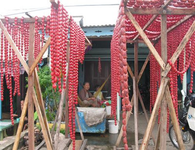 Để tạo nên vị ngon lạ của món tung lò mò, người Chăm còn cho vào đó một nguyên liệu đặc biệt – cơm nguội. Cơm nguội khi được lên men có vị chua lạ miệng cho người ăn. Nếu không bỏ cơm nguội thì cho ra món tung lò mò không chua