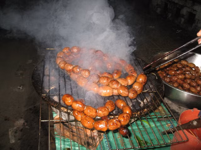 Người Chăm thường làm tung lò mò để ăn chơi trong gia đình và đãi bạn. Ngồi quanh bếp lửa hồng nướng tung lò mò, vừa chín đến đâu ăn đến đó vừa trò chuyện người ta mới cảm thấy hết dư vị của món ăn này.