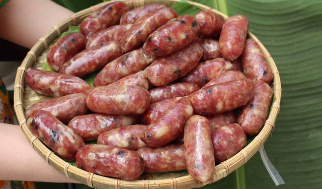 Tuy nhiên, để được tung lò mò ngon nhất, người ta phải lấy thịt bò ngon như: đùi, bắp hoặc thịt bò nạc lóc từ xương. Sau khi khử mùi bò bằng rượu và gừng, thịt bò được loại bỏ hết gân và bầy nhầy thì xắt nhuyễn.