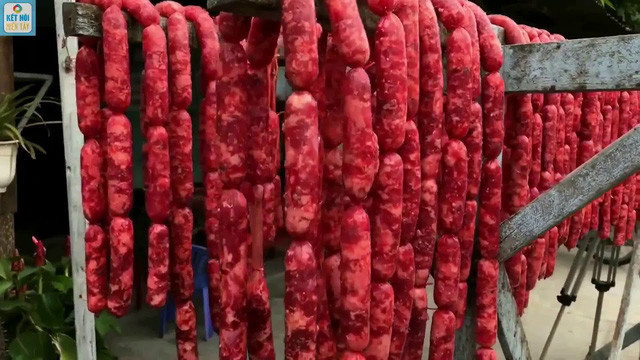 Món tung lò mò phải ăn kèm với rau húng quế, ngò gai và đu đủ ngâm chua ngọt và chấm với tương phở đen, tương ớt thì mới cảm nhận được sự phối hợp gia vị thú vị của người Chăm.