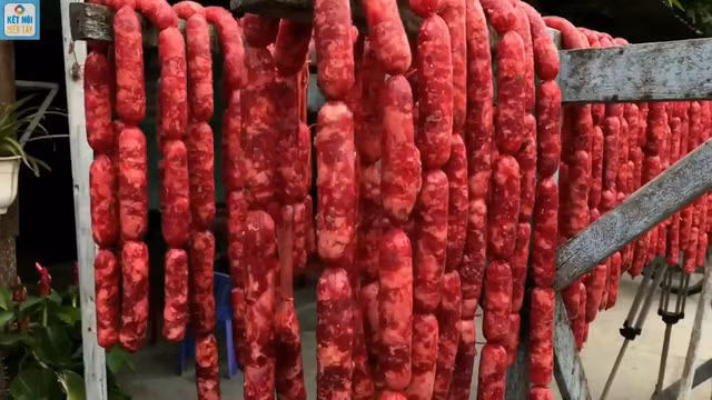 Món tung lò mò phải ăn kèm với rau húng quế, ngò gai và đu đủ ngâm chua ngọt và chấm với tương phở đen, tương ớt thì mới cảm nhận được sự phối hợp gia vị thú vị của người Chăm.