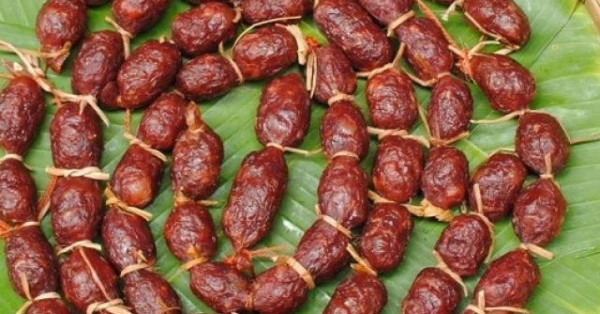 Theo tiếng Chăm “tung” nghĩa là ruột, “lò mò” là con bò, dịch ra tiếng Việt nghĩa là lạp xưởng bò. Với người Chăm, đó là một món ăn mang đậm bản sắc dân tộc. Còn với những thực khách, tung lò mò thật sự là một đặc sản An Giang ngon, lạ và bổ dưỡng.