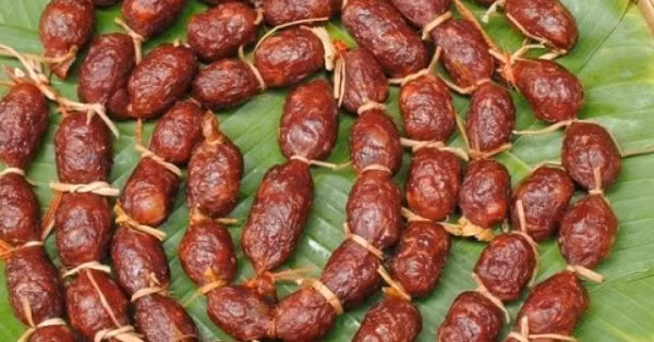 Theo tiếng Chăm “tung” nghĩa là ruột, “lò mò” là con bò, dịch ra tiếng Việt nghĩa là lạp xưởng bò. Với người Chăm, đó là một món ăn mang đậm bản sắc dân tộc. Còn với những thực khách, tung lò mò thật sự là một đặc sản An Giang ngon, lạ và bổ dưỡng.