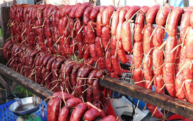 Thưởng thức tung lò mò đúng điệu nhất chính là nướng trên than hồng. Tung lò mò chín tới đâu ăn tới đó, quý khách sẽ cảm nhận được vị ngọt bùi của thịt và mỡ bò, vị chua chua của cơm nguội lên men hòa cùng gia vị cay của ớt.