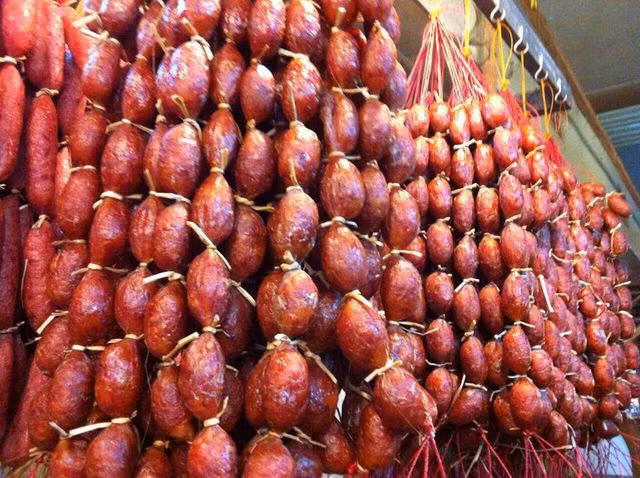 Món lạp xưởng bò làm theo đúng gốc của người Chăm là lấy những phần thịt “tận thu” của con bò như lóc thịt bò vụn còn sót trên xương, mỡ bò và ruột bò.