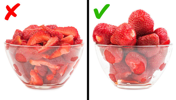 Dâu tây rất giàu chất xơ, chất chống oxy hóa và vitamin C, tương tự như hầu hết các loại trái cây màu đỏ. Đừng bao giờ bảo quản dâu tây đã bị cắt bởi khi đó, chúng trở nên nhạy cảm với ánh sáng và oxy và mất chất dinh dưỡng rất dễ dàng.