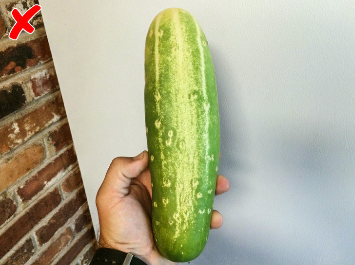 Dưa chuột: Chúng ta thích ăn dưa chuột cả vỏ để giữ hàm lượng chất xơ cao. Tuy nhiên, nếu bạn không chắc chắn về nguồn gốc của dưa chuột thì hãy nên gọt vỏ để tránh ăn cả thuốc trừ sâu hoặc vi khuẩn.