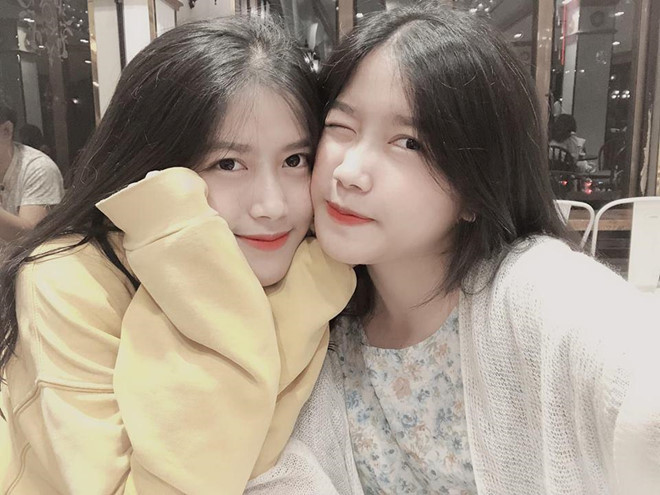 "Thậm chí, đến bố mẹ bọn mình đôi khi cũng nhầm lẫn hai chị em. Có lúc mình ngồi ngay trước mặt, bố mẹ cứ tưởng đó là Tuyến và hỏi mình đang ở đâu", Song Tuyền nói. 9X còn tiết lộ đến giọng nói của hai chị em cũng giống nhau, nếu chỉ nói chuyện qua điện thoại cũng không thể phân biệt được.