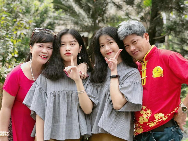 "Cũng vì quá giống nhau, bọn mình gặp không ít tình huống dở khóc dở cười. Một lần, bạn nam kia tán mình nhưng lại đưa quà cho Tuyến, sau phát hiện phải về nhắn tin xin lỗi. Hay như có lần đi du lịch, bọn mình bị nhân viên kiểm tra vé rất lâu vì giống nhau quá", Song Tuyền kể.