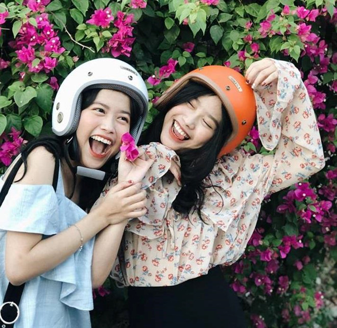 Vì quá giống nhau, lại cùng đi học từ nhỏ tới lớn, Song Tuyến và Song Tuyền từng nhiều lần bày trò nghịch ngợm khi ở trường.