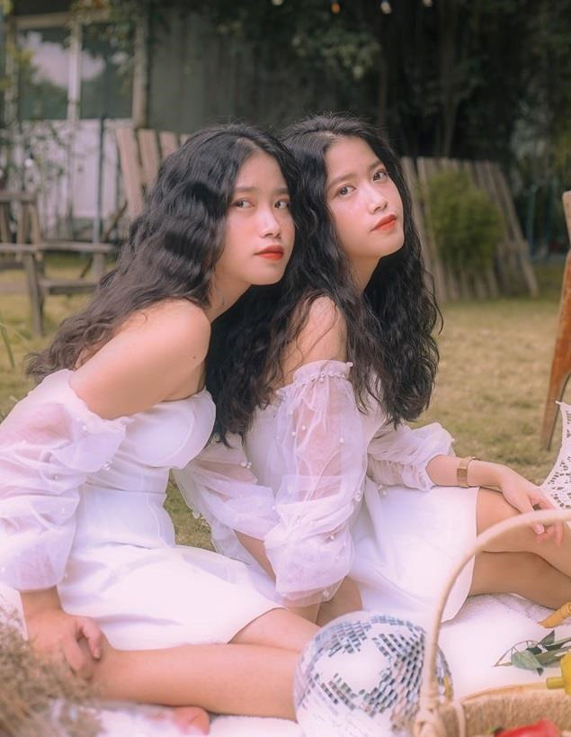 Song Tuyến và Song Tuyền có vẻ ngoài giống hệt nhau, từ gương mặt, chiều cao đến hình thể. Bên cạnh đó, hai người còn để cùng một kiểu tóc và thường xuyên mặc trang phục giống nhau khiến người khác càng khó phân biệt.