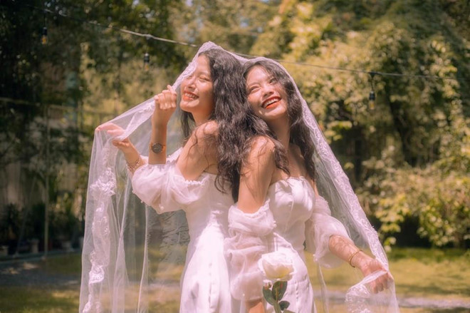 Song Tuyền cho Zing.vn biết hai người được một người bạn làm nhiếp ảnh nhờ làm mẫu và chỉ chụp bộ ảnh với mục đích vui vẻ, không ngờ lại được nhiều người dành sự quan tâm đến vậy. Thường ngày, tạo dáng chụp hình cũng là sở thích của hai chị em sinh đôi.