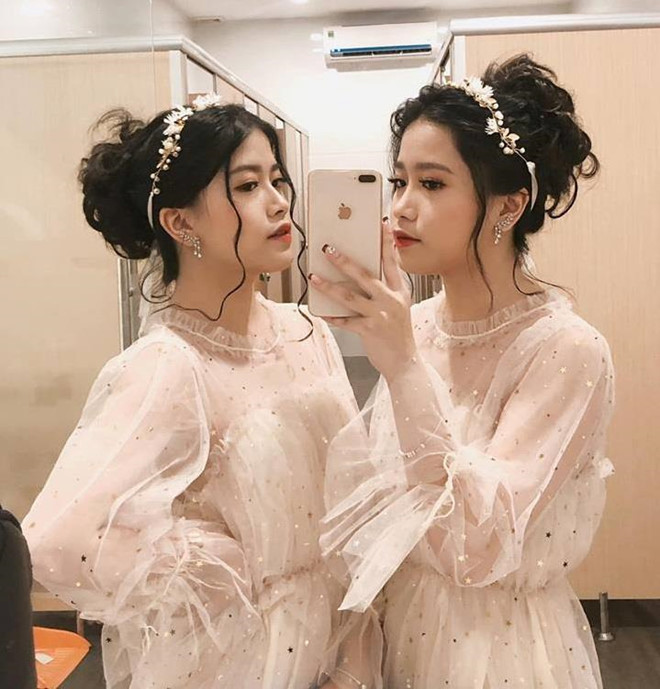 Nhờ vẻ ngoài xinh xắn, Song Tuyền có hơn 2.000 người theo dõi trên mạng xã hội trong khi Song Tuyến cũng có hơn 3.000 followers. Những hình ảnh của hai chị em hiện vẫn được nhiều trang mạng chia sẻ.