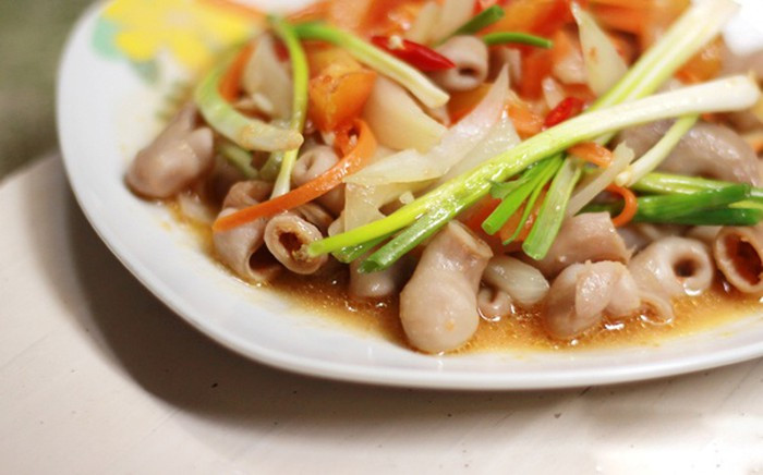 Cách làm bao tử cá basa xào chua ngọt như sau: Bao tử cá làm sạch với muối, giấm và rượu trắng, rửa sạch, để ráo. Bắc chảo lên bếp, phi thơm tỏi, cho bao tử cá vào xào, thêm hạt nêm và gia vị rồi vớt ra đĩa riêng. Cà chua xắt nhỏ, đem đảo mềm trên chảo dầu cùng hành phi, cho nước sốt chua ngọt vào đảo cùng, cuối cùng cho bao tử cá vào đảo, thêm hành hoa là tắt bếp.