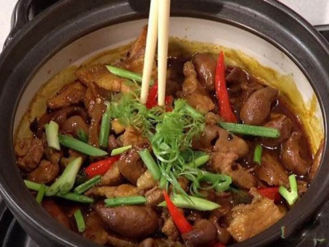 3. Bao tử cá basa kho: Nguyên liệu: Bao tử cá basa, hạt tiêu, nước màu, dầu hào, xì dầu, mắm, bột canh, ớt tươi, đường. Cách làm bao tử cá basa kho như sau: Sơ chế sạch bao tử cá với muối, giấm và đường, để ráo. Sau đó, ướp bao tử cá với bột canh, hạt tiêu, ngũ vị hương, hành khô băm nhỏ khoảng 1 tiếng.