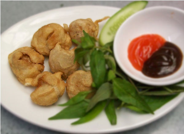 Hòa bát bột chiên tạo thành hỗn hợp hơi sền sệt. Nhúng từng miếng bao tử basa vào bột chiên rồi chiên giòn vàng đều các mặt. Chiên đến hết phần nguyên liệu rồi gắp ra qua lớp giấy thấm dầu.Xếp bao tử cá basa lên đĩa trang trí đẹp mắt. Ảnh: Internet.