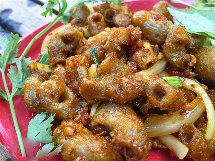 Cách làm bao tử cá basa nướng như sau: Sơ chế sạch bao tử cá với muối tinh, giấm, rượu, rửa sạch rồi để ráo. Sau đó bạn ướp bao tử cá với bột canh, bột nghệ, tỏi băm, bột ớt, sa tế, trước khi đem nướng thì phết 1 chút bơ cho dậy mùi thơm. Nướng bao tử cá trên than hồng hoặc chảo điện đến khi bao tử se lại, dậy mùi thơm và màu vàng ươm là được.