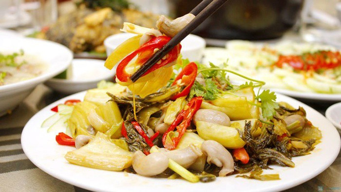 Cách làm bao tử cá basa xào dưa như sau: Bao tử cá sơ chế sạch, bóp với muối tinh, giấm, rượu, rửa lại qua nước lạnh và để ráo. Dưa nếu chua quá thì xả qua một lần nước cho bớt chua. Tỏi, ớt băm. Hành hoa, rau răm thái nhỏ. Bắc chảo lên bếp, phi thơm tỏi, cho bao tử cá vào xào, thêm hạt tiêu, bột canh, khi thấy bao tử cá hơi se lại thì vớt ra đĩa. Vẫn sử dụng chảo đó, phi thơm hành tím băm, cho dưa chua vào đảo ngót, sau đó cho bao tử cá vào xào cùng, thêm hành hoa, rau răm, ớt tươi là tắt bếp.