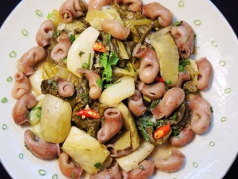 1. Bao tử cá basa xào dưa: Nếu biết cách chế biến bạn sẽ có rất nhiều món ngon từ bao tử cá ba sa. Nguyên liệu làm bao tử cá basa xào dưa gồm: Bao tử cá basa, dưa chua, tỏi, ớt, dấm, rượu trắng, muối tinh, hạt nêm, bột canh, hạt tiêu, hành hoa, rau răm.