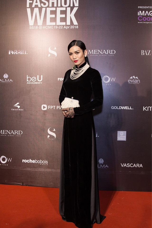 Khi diện áo dài nhung, anh biến thành một quý bà sang trọng.