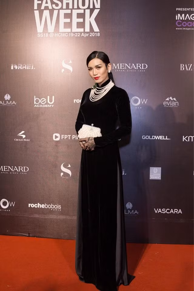 Khi diện áo dài nhung, anh biến thành một quý bà sang trọng.