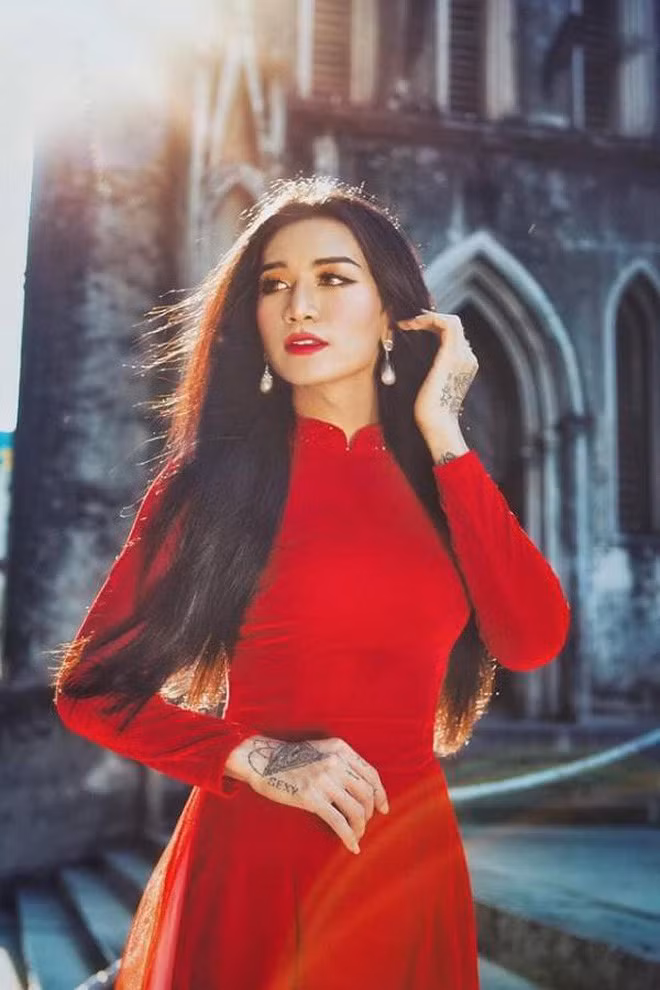 BB Trần dịu dàng, nữ tính trong tà áo dài đỏ. Ảnh: FBNV.