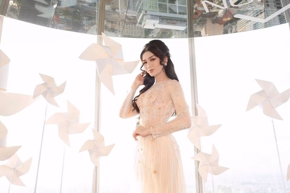 Mỗi khi diện váy áo “giả gái” lộng lẫy, BB Trần xuất hiện xinh đẹp chẳng thua kém những mỹ nhân Việt.