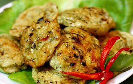 Điều cốt yếu tạo nên miếng chả cá rất Lý Sơn này là cá tươi rói chưa qua ướp đá. Đặt biệt đặc trưng của chả cá Lý Sơn là có thêm gia vị của tỏi Lý Sơn. Người làm chả cá ở Lý Sơn có một nguyên tắc: Chỉ dùng tỏi Lý Sơn làm gia vị để ướp chả. Ảnh: dulichlyson.biz