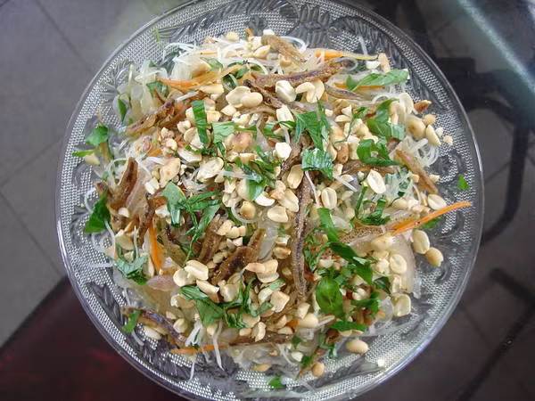 Gỏi sứa: Món ăn không cầu kỳ, phức tạp là công thức của món gỏi sứa ngọt mát này giống như người dân xứ đảo luôn mộc mạc vậy. Sứa vừa vớt về đem ngâm trong nước chuối chát xắt mỏng để sứa đỡ ra nước, sau trộn với rau thơm, xoài, khế… pha chế chén nước chấm bằng mắm ngon. Ảnh: monannguoivietnam.