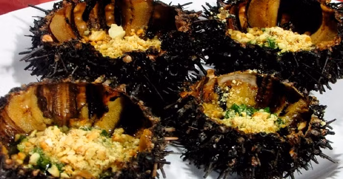 Nhum biển nướng mỡ hành: Đây là một trong những món hải sản Lý Sơn khó lòng bỏ qua khi ghé xứ biển, nhum nướng mỡ hành béo bùi sẽ khiến thực khách say lòng từ những đũa gắp đầu tiên. Ảnh: Du lịch VN.