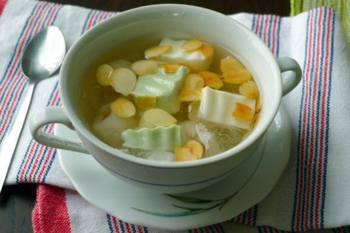 Cái tên gọi “Khúc Bạch” cũng đủ để miêu tả hình dáng của món ăn, đó là những viên thạch rau câu được cắt khúc vừa ăn có màu trắng của sữa hay nước cốt dừa. Chè khúc bạch hoàn toàn không khó làm, bạn có thể tự tay nấu món chè độc đáo, lạ miệng và mát lạnh để “chiêu đãi” cả gia đình. Ảnh: Internet.