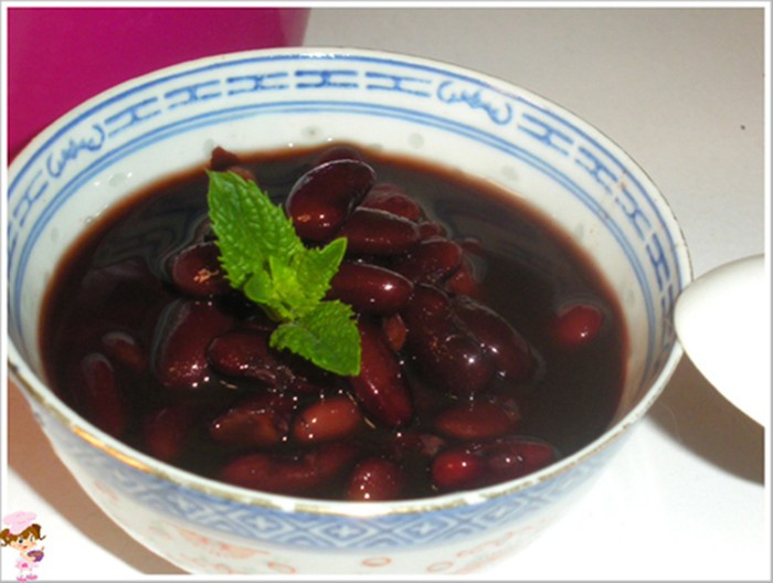 Chè đậu đỏ: Chỉ với hai nguyên liệu đơn giản là đậu đỏ và đường, bạn đã có bát chè đậu đỏ vừa ngon vừa bổ. Đậu đỏ cho vào thau nước để loại bỏ những hạt sâu, hạt lép nổi lên trên. Cho ra rổ xả lại nước lạnh cho sạch rồi cho vào nồi áp suất cùng với 2 lít nước.