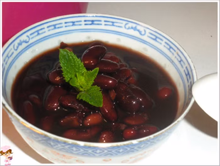 Chè đậu đỏ: Chỉ với hai nguyên liệu đơn giản là đậu đỏ và đường, bạn đã có bát chè đậu đỏ vừa ngon vừa bổ. Đậu đỏ cho vào thau nước để loại bỏ những hạt sâu, hạt lép nổi lên trên. Cho ra rổ xả lại nước lạnh cho sạch rồi cho vào nồi áp suất cùng với 2 lít nước.