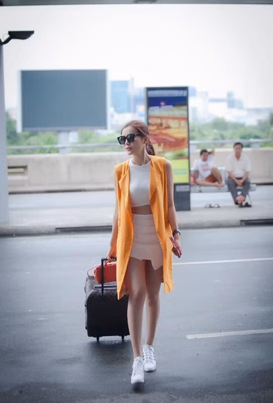 Ngoài đời, Cao Thái Hà ăn mặc trẻ trung năng động lúc khỏe khoắn cá tính, khi lại thời thượng với đồ hiệu sang chảnh.