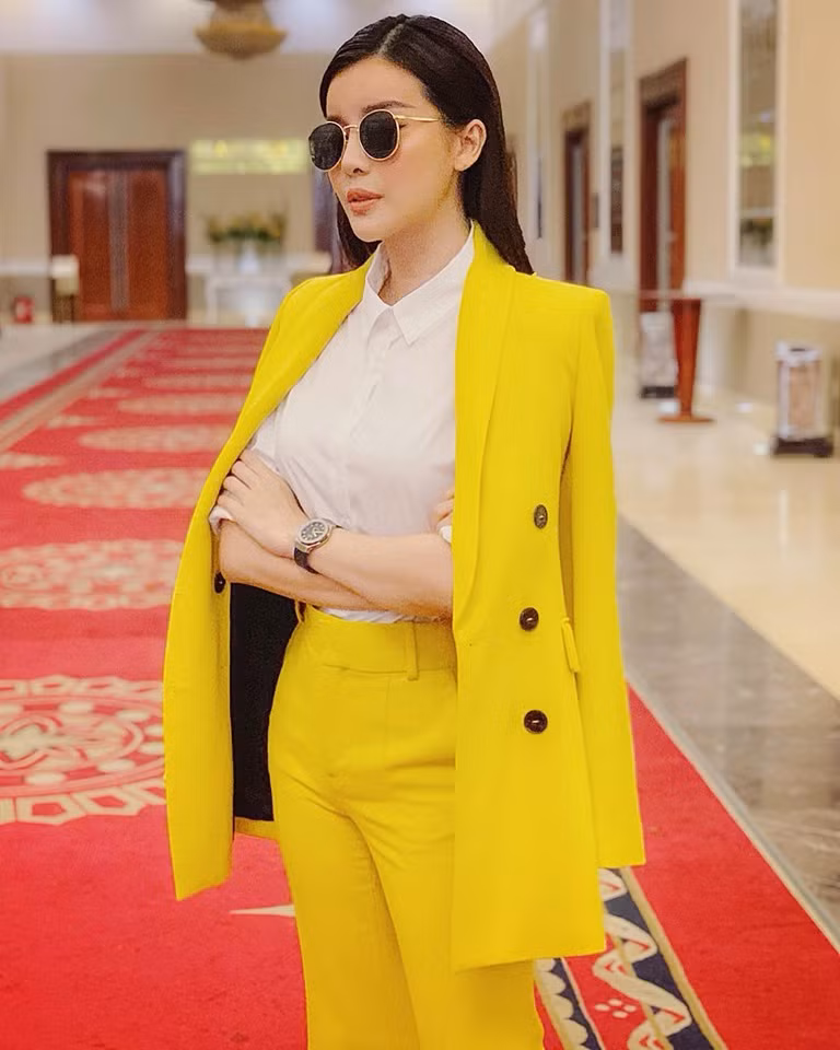 Trái ngược với hình ảnh lộng lẫy đài các trên thảm đỏ, ngoài đời, Cao Thái Hà là một quý cô có gu thời trang linh hoạt.