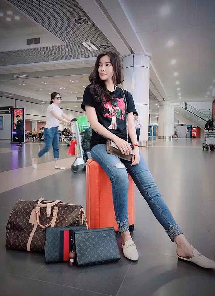 Dù không quá cầu kì, chỉ với những items đơn giản như quần jean rách, áo trễ vai, chân váy ngắn hay áo phông, cô đã có được những cây đồ chất lừ, vừa sexy vừa thời thượng.