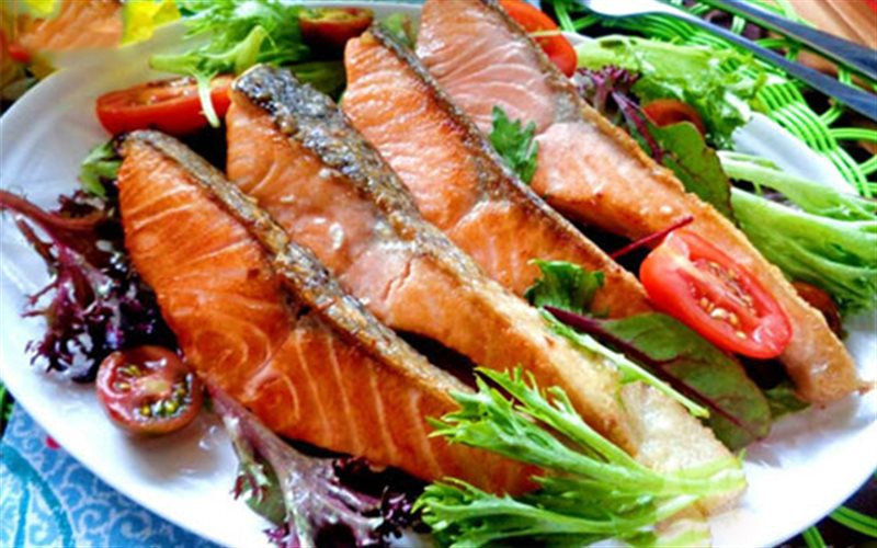 Bổ sung thực phẩm giàu axit béo Omega-3: Axit béo Omega-3 là loại chất béo không bão hòa giúp bảo vệ sức khỏe trái tim, giảm mức cholesterol xấu. Loại chất béo này được tìm thấy nhiều trong các loại thực phẩm như cá hồi, cá thu, cá trích, cá ngừ, các chất bổ sung dầu cá và tôm.