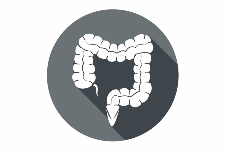 Khi ruột già hay đại tràng bị cắt bỏ, bệnh nhân có thể phải mang một túi bên ngoài để chứa phân. Vì phân không thể di chuyển xuống hậu môn như bình thường, bác sĩ sẽ phải tạo ra một chỗ thoát hay hậu môn nhân tạo, trên thành bụng.