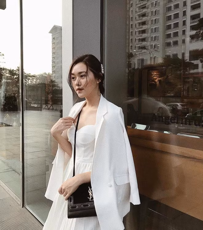 Ngay cả khi mặc đồ gợi cảm, Tường San cùng chọn cách phối đồ mang nét cổ điển và thanh lịch.