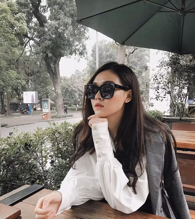 Nàng Á hậu thường khoe phong cách và thần thái sang chảnh trong mỗi bức ảnh trên trang cá nhân.