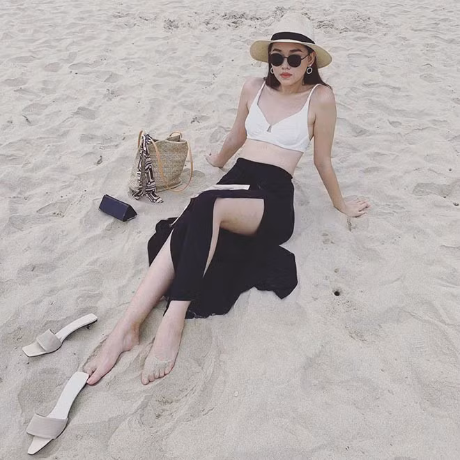 Là một người mẫu quảng cáo có kinh nghiệm nên Tường San rất biết cách lựa chọn trang phục đời thường cho mình.