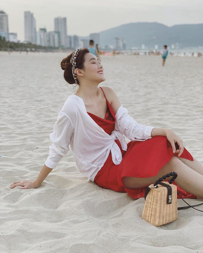 Phong cách thời trang đời thường của Tường San cũng khá trẻ trung, cá tính và quyến rũ.