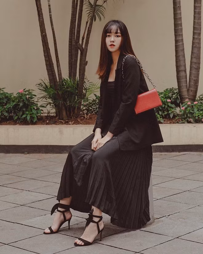 Những bộ trang phục đơn sắc thường được Tường San nhấn nhá bằng phụ kiện nổi bật.