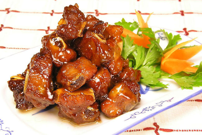 Sườn xào chua ngọt: Nhắc đến món ngon từ sườn lợn, hẳn là ai cũng biết đến món sườn xào chua ngọt trứ danh với vị chua ngọt, kết hợp thêm hương vị của các nguyên liệu khác. Để làm sườn xào chua ngọt nên chọn sườn thăn nhiều thịt, như vậy khi xào bạn mới giữ được độ ngọt của sườn.